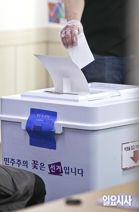 4일, 20대 대선을 닷새 앞두고 전국 3552개 투표소에서 사전투표가 시작된 가운데 유권자들의 표심이 어느 후보에게 향할지 관심이 쏠리고 있다. ⓒ고성준 기자