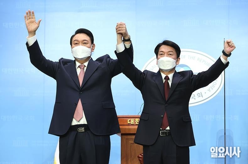 3일, 서울 여의도 국회 소통관을 찾아 단일화 선언 이후 취재진을 향해 양 손 들어보이는 윤석열 국민의힘 대선후보(사진 왼쪽)와 안철수 국민의당 대표 ⓒ박성원 기자