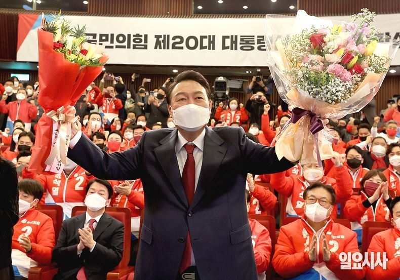 지난 10일, 윤석열 대통령 당선인이 서울 여의도 국회 도서관에 마련된 대선 개표 상황실을 찾아 축하 꽃다발을 들고 있다. ⓒ고성준 기자