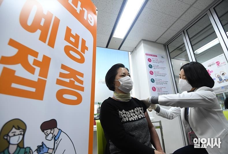 최근 코로나19 일일 신규 확진자 수가 40만명을 돌파하는 등 급등세를 보이고 있는 가운데 정부가 18일, 오는 21일부터 사적모임 제한 인원을 6명에서 8명으로 완화하기로 하는 사회적 거리두기 방안을 발표했다. ⓒ국회사진취재단