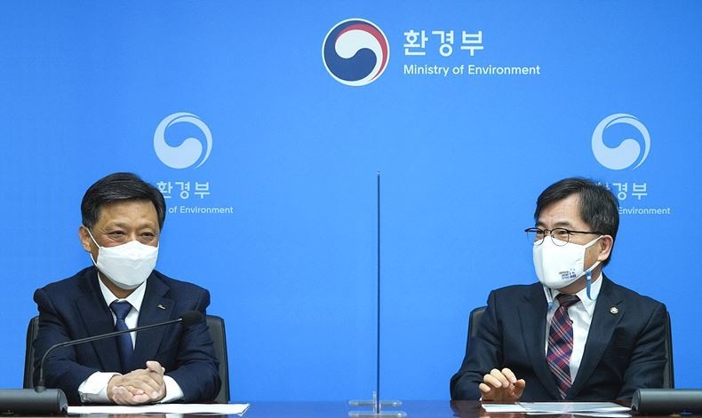 김학동 포스코 대표이사 부회장(사진 왼쪽)이 지난달 25일, 서울시 한강홍수통제소를 방문해 TMS 무선 통신망 도입을 위해 적극 협조해준 홍정기 환경부 차관에게 감사의 뜻을 전하고 있다.