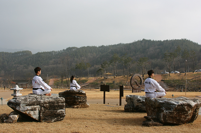 <strong>전통무예수련장에서 명상 수련을 하는 모습</strong>
