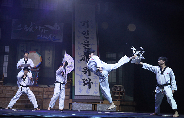 <strong>태권도원 관람 필수 코스, 태권도 공연 격파 시범</strong>