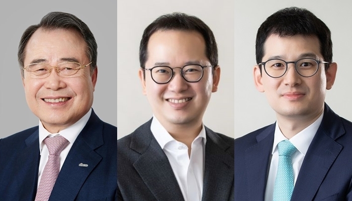 (사진 왼쪽부터)강영중 대교 회장, 강호준·강호철 상무