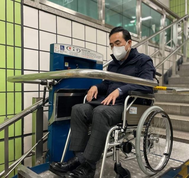 휠체어를 탄 채 드리프트로 계단을 내려오는 박홍근 더불어민주당 원내대표 ⓒ박홍근 원내대표 페이스북