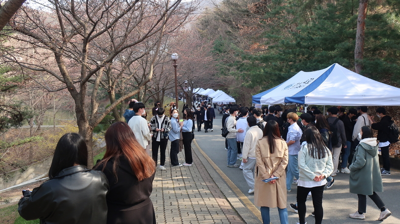 지난 6일, 봄꽃축제 중인 호서대학교 학생들 ⓒ호서대