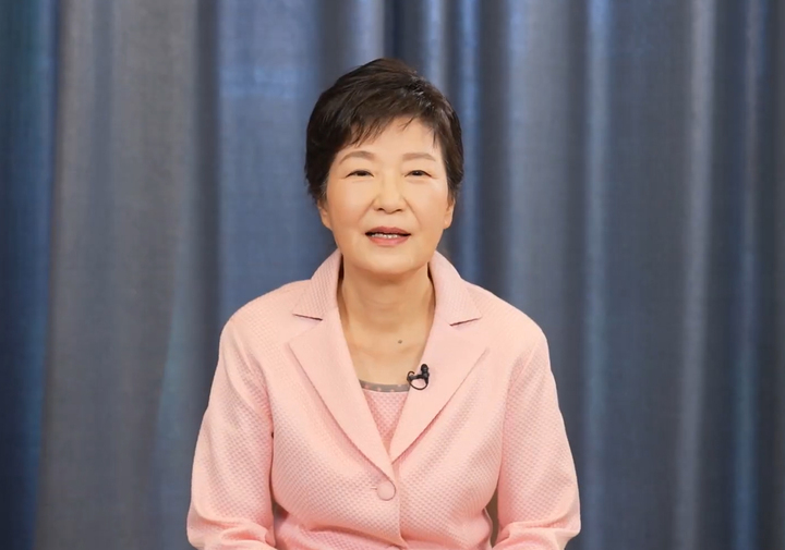 본격 정치활동에 나선 박근혜 전 대통령 ⓒ유튜브 유영하TV