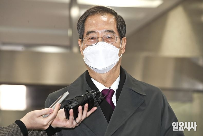 한덕수 윤석열정부 초대 국무총리 후보자가 지난 5일, 서울 종로구 소재에 마련된 인사청문회 준비 사무실로 출근하던 도중 취재진의 질문에 답변하고 있다. ⓒ고성준 기자