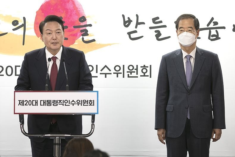 윤석열 대통령 당선인이 지난 3일, 서울 종로구 대통령직인수위원회 기자회견장을 찾아 직접 한덕수 전 국무총리를 첫 초대 총리 지명 발표 기자회견을 갖고 있다. ⓒ뉴시스