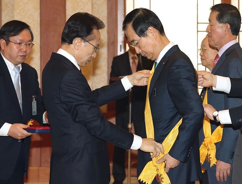 한덕수 윤석열정부 초대 국무총리 후보자(당시 한국무역협회장)가 이명박 전 대통령으로부터 국민훈장을 수여받고 있다. ⓒ뉴시스