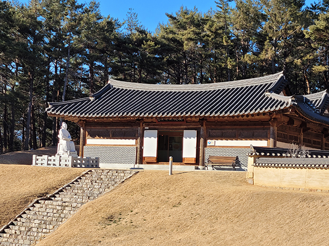 괴시리전통마을에 자리한 목은이색기념관