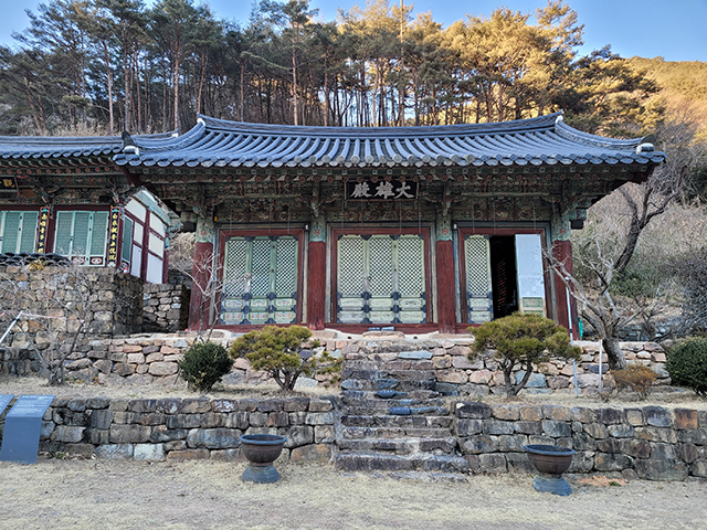 장육사의 아담한 대웅전