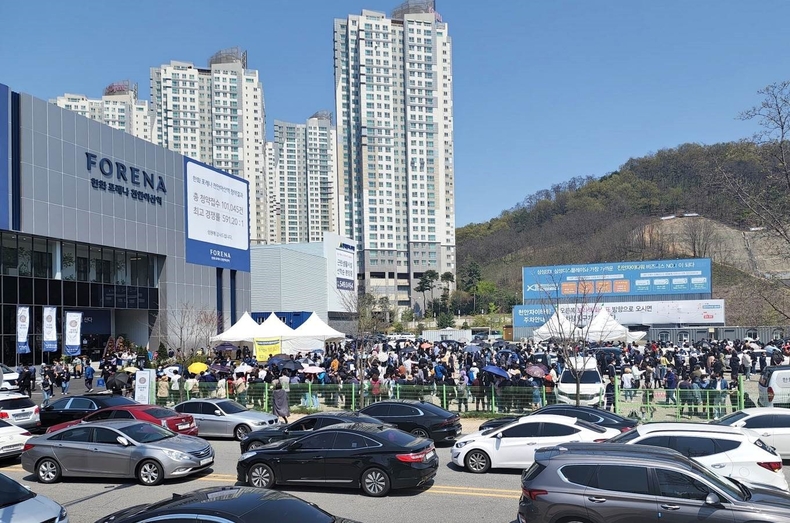 지난 17일 진행된 ‘한화 포레나 천안아산역’ 선착순 동호 지정 계약 행사에 수많은 고객들이 몰려 인산인해를 이루고 있다.