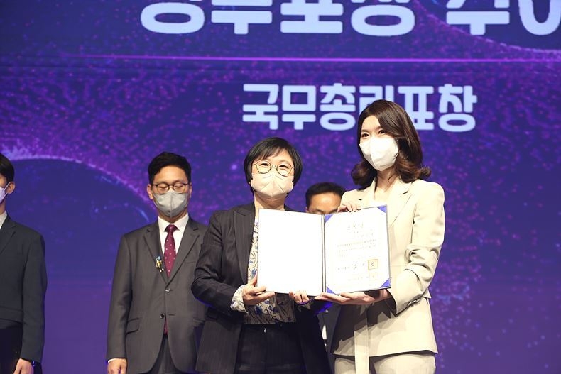 화이트스캔 안은희 대표(사진 오른쪽)가 지난 21일, 한국과학기술회관에서 열린 ‘2022년 과학·정보의날 기념식’에서 김현 방송통신위원회 상임위원으로부터 국무총리 표창 수상하고 있다. 