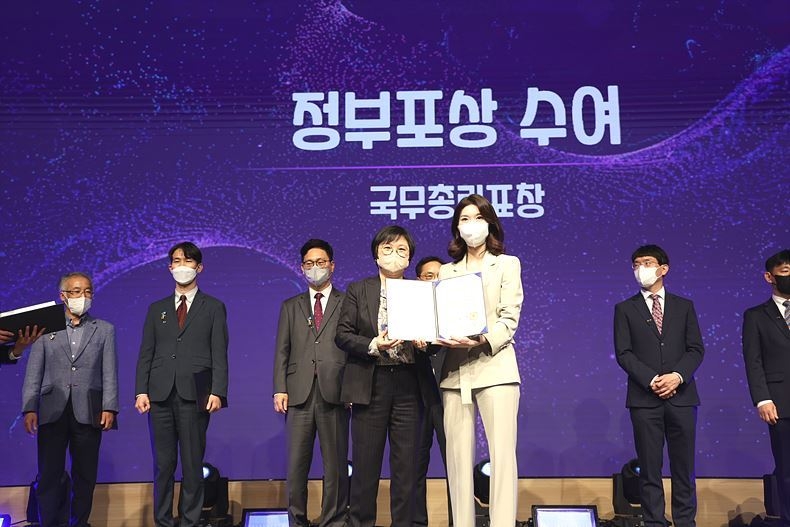 ‘BoB’ 4기 과정을 수료했던 사이버 인텔리전스 벤처기업 ㈜화이트스캔 안은희 대표(사진 오른쪽)가 지난 21일, 한국과학기술회관에서 열린 ‘2022년 과학·정보의날 기념식’에서 김현 방송통신위원회 상임위원으로부터 국무총리 표창을 수상하고 있다. 