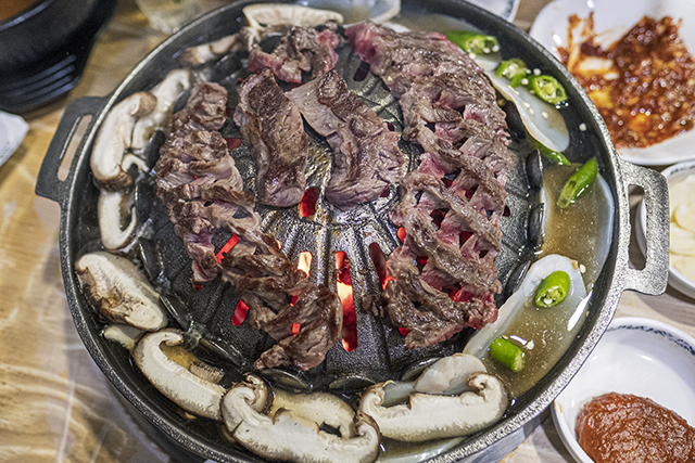 <strong>한우와 표고버섯, 키조개 관자가 어우러진 장흥삼합</strong>