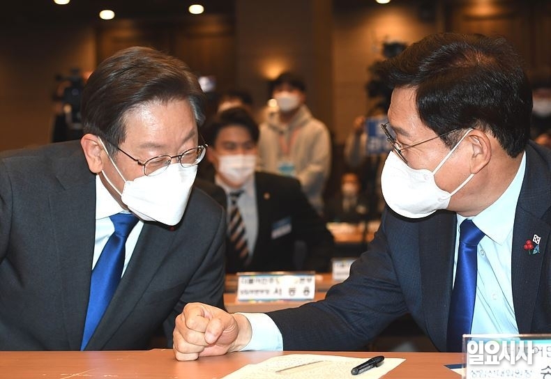 대화 중인 송영길 전 더불어민주당 대표(사진 오른쪽)와 이재명 상임고문 ⓒ박성원 기자