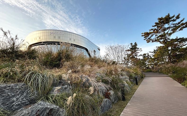 포스코의 고품격 문화공간 Park1538이 최근 독일 ‘iF 디자인 어워드 2022(International Forum Design Award 2022)’의 ▲건축(도시조경) ▲커뮤니케이션(안내표식) ▲실내건축(설치작품) 등 3개 부문에서 수상했다. 사진은 건축(도시조경) 부문에서 수상한 Park1538의 조경 일부.