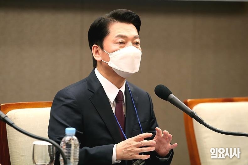 안철수 대통령직인수위원장이 6일, 6·1 지방선거와 함께 치러지는 경기도 분당갑 재보궐선거에 출마를 선언했다. 