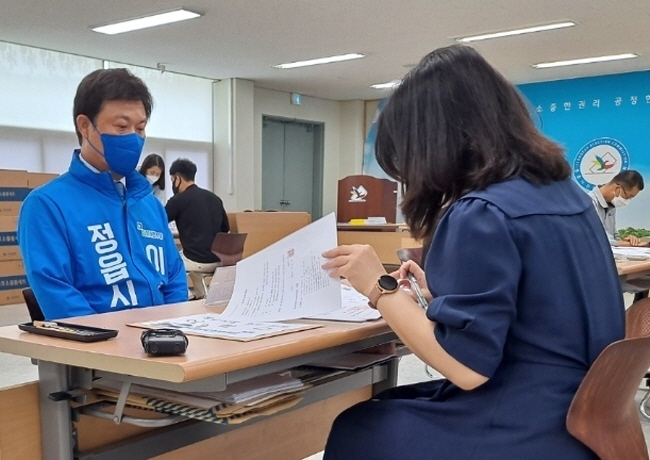 지난 12일, 이학수 정읍시장 더불어민주당 후보가 지역선관위에 후보등록을 하고 있다.