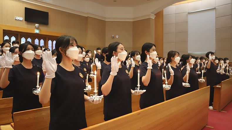 지난 13일, 호서대 아산캠퍼스 대학교회서 나이팅게일 선서식 갖는 호서대 간호학과 3학년 학생들