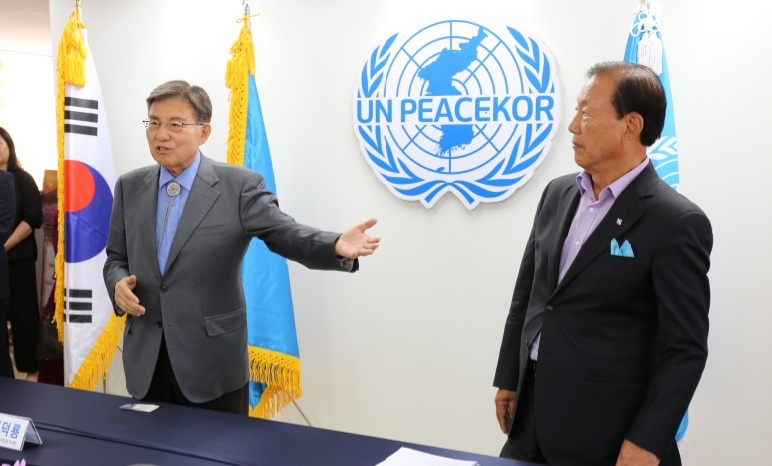김덕룡 UN피스코 이사장이 제2기 정영수 의장을 소개하고 있다.