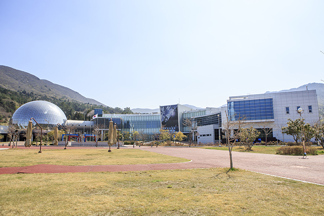 <strong>거대한 돔영상관을 갖춘 우주과학관 전경</strong>