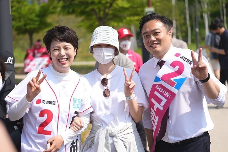 구혁모 화성시장 후보(사진 오른쪽)가 지난 21일, 동탄 호수원에서 김은혜 국민의힘 경기도지사 후보 및 유권자와 함께 기념촬영을 갖고 있다. ⓒ구혁모 선거 캠프