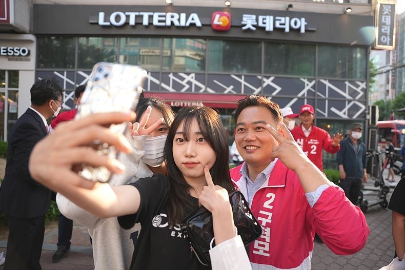 구혁모 국민의힘 화성시장 후보가 지난 22일, 경기도 화성시 병점동 병점사거리서 선거유세 도중 한 유권자와 기념촬영을 갖고 있다. ⓒ구혁모 선거 캠프