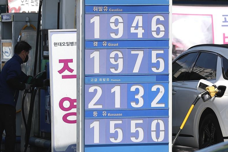 지난 15일, 서울 시내 모처의 한 주유소에서 경유가 휘발유보다 비싸게 판매되고 있다. ⓒ뉴시스