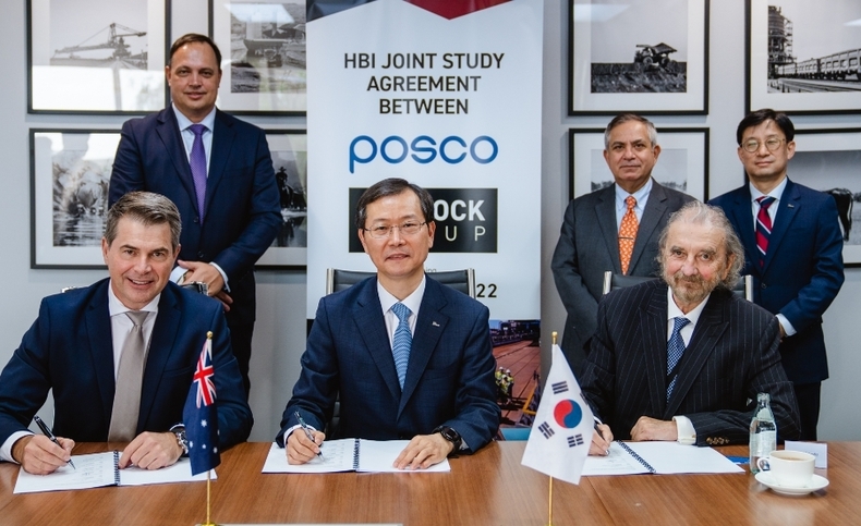 지난 3월29일, 포스코와 핸콕이 저탄소 HBI 생산 프로젝트의 사업 타당성 조사를 위한 HoA 체결 기념촬영을 갖고 있다. 사진 앞줄 왼쪽부터 핸콕 개리 코테(Garry Korte) CEO, 포스코 이주태 구매투자본부장, 핸콕 태드 와트로바(Tad Watroba) 사내이사 ⓒ포스코