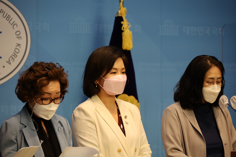 7일, 서울 여의도 국회 소통관에서 기자회견 갖고 있는 더불어민주당 쇄신을 위한 여성모임 