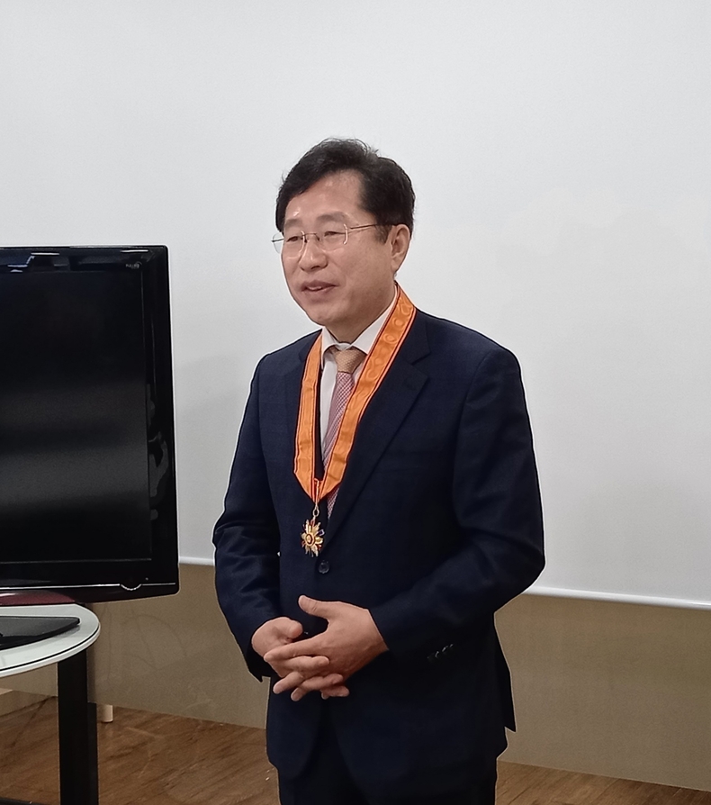 이무성 (주)엠엘소프트 대표이사 겸 회장이 1995년 회사 창립 당시부터 오늘에 이르기 까지 성장 과정을 설명하고 있다.