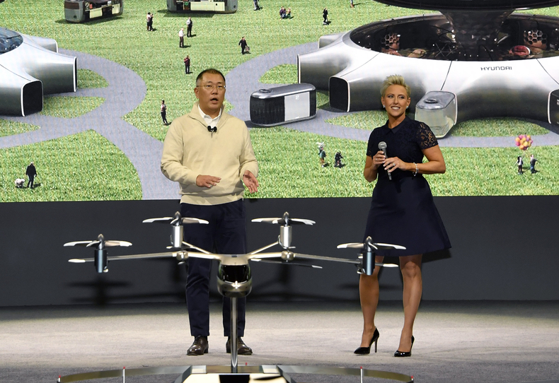정의선 현대자동차그룹 회장(사진 왼쪽)이 CES 2020에서 인간 중심 미래 모빌리티 비전을 공개하고 있다.
