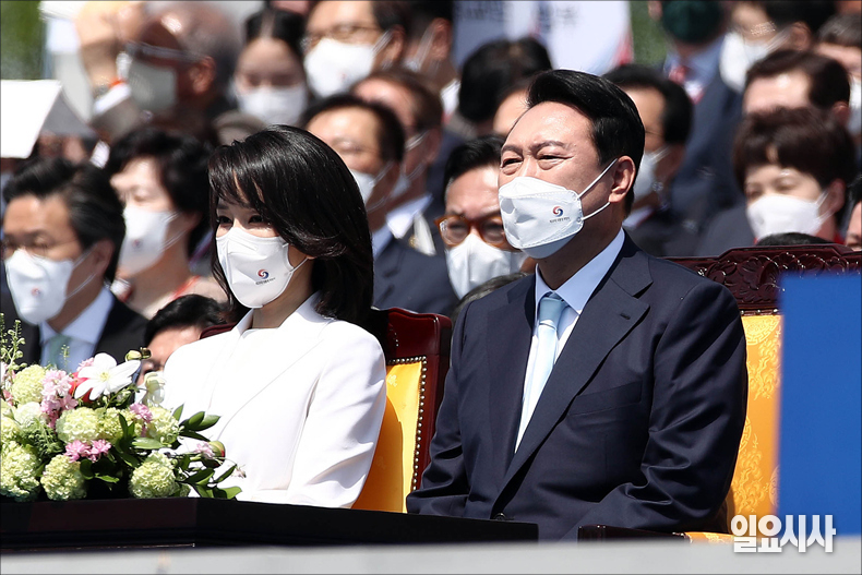 윤석열 대통령(사진 왼쪽)과 김건희 여사 ⓒ국회사진취재단