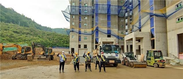 부영그룹이 장마철을 맞이해 중대재해를 예방하고자 공사현장을 점검하고 있다. ⓒ부영그룹