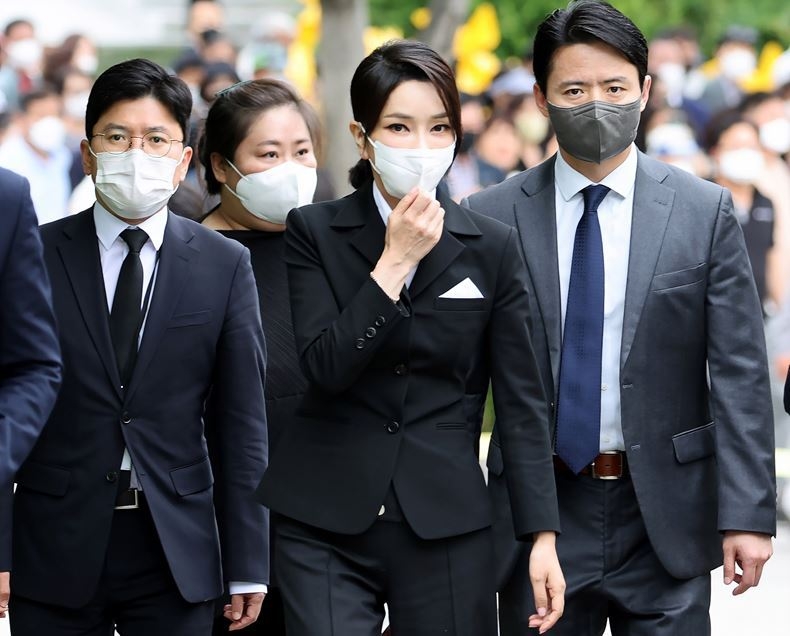 지난 13일, 김건희 여사가 경남 봉하마을을 찾아 권양숙 여사 예방을 위해 이동하고 있다. ⓒ뉴시스