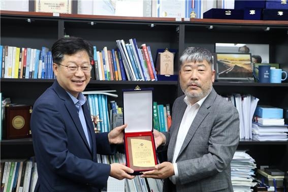 안호영 더불어민주당 의원(사진 왼쪽)이 22일, 김동명 한국노총 위원장으로부터 감사패를 받고 있다.