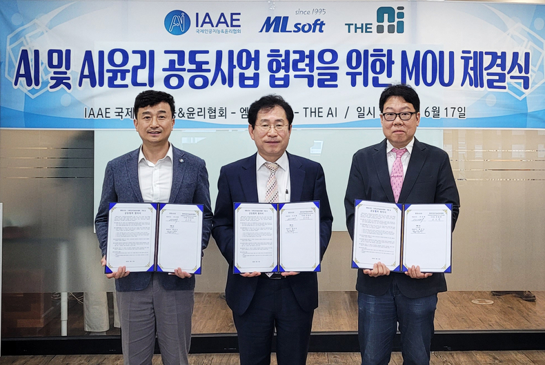 지난 22일, 더에이아이 황민수 대표(사진 왼쪽부터), (주)엠엘소프트 이무성 대표 회장, 국제인공지능&윤리협회 전창배 이사장이 업무협약을 체결한 후 기념촬영을 갖고 있다.