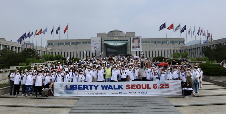 지난 25일, 리버티 워크 서울 걷기 행사 참석자들이 걷기 행사에 앞서 단체 기념사진을 촬영하고 있다.