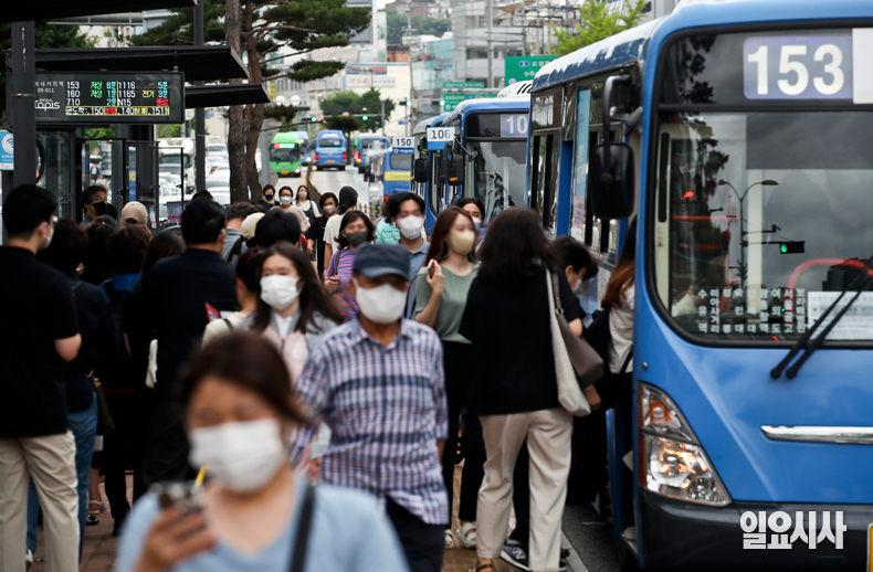 27일 오전 서울 강북구 미아사거리 인근 버스 정류장이 출근하는 시민들로 붐비고 있다.