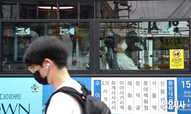 27일 오전 서울 강북구 미아사거리 인근 버스 정류장에서 시민들이 출근하고 있다.