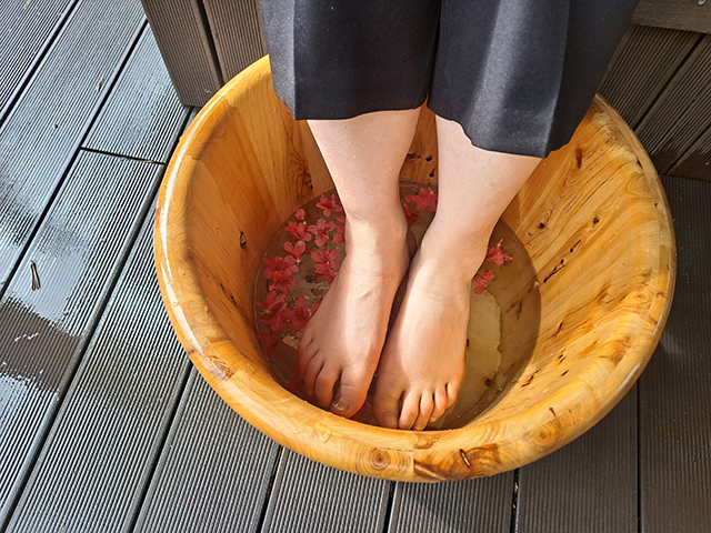 산림 치유 프로그램을 마무리하는 족욕 체험
