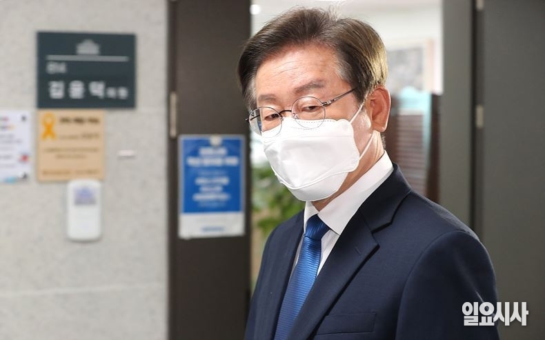 이재명 더불어민주당 의원이 당권 도전을 저울질하고 있는 것으로 알려진 가운데 1일, 국내 유권자 절반 가까이가 반대 입장이라는 설문조사 결과가 나왔다. ⓒ고성준 기자