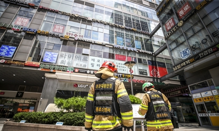1일, 빌딩이 흔들린다는 접수를 받은 종로소방서 소방관들이 서울 종로구 소재의 르미에이르 빌딩 앞에서 현장 지휘를 하고 있다. ⓒ뉴시스