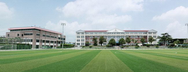 신흥 명문으로 도약한 이리고등학교 전경, 교문으로 들어서면 본관 옆 우측 4층에 명문관이 2층에 역사관이 자리하고 있다.