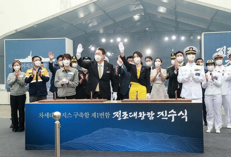 현대중공업이 28일., 윤석열 대통령 부부가 참석한 가운데 울산 본사에서 ‘8200톤급 한국형 이지스 구축함(KDX-Ⅲ Batch-Ⅱ) 선도함(1번함)’ 진수식을 갖고 있다.