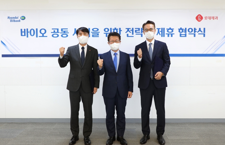 1일 현대오일뱅크-롯데제과 바이오 공동 사업 협약식에 참석한 (사진 왼쪽부터)이진성 롯데제과 사업대표, 주영민 현대오일뱅크 사장, 이승수 현대오일뱅크 글로벌사업본부장이 파이팅을 외치고 있다.