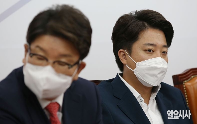 당원권 6개월 정지 중인 이준석 국민의힘 대표(사진 왼쪽)와 당 대표 직무대행 사퇴를 선언한 바 있는 권성동 원내대표 ⓒ박성원 기자