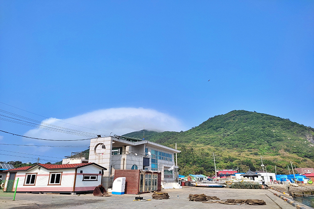 <strong>구름 모자를 쓴 봉화산</strong>